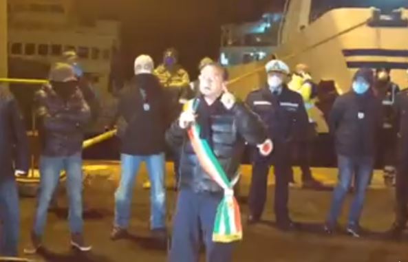 Furia De Luca: ‘Se qui arriva il virus sarà una tragedia, a Messina non si entra più. Devono passare sul mio corpo’
