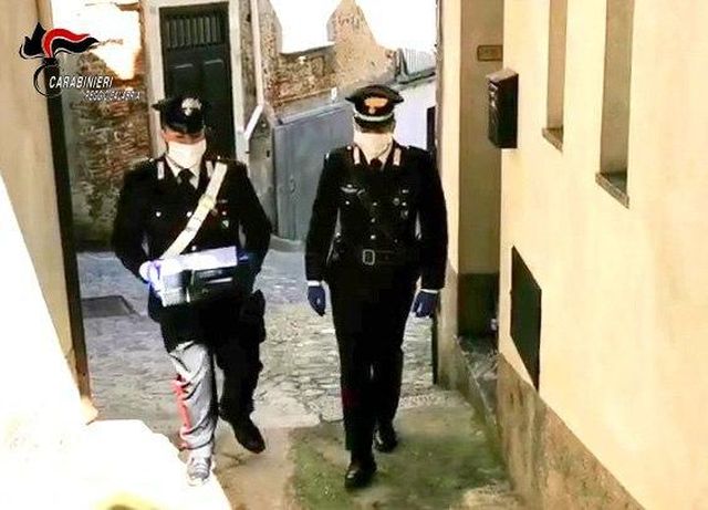 Villa San Giovanni: i Carabinieri consegnano computer portatili agli alunni dell’istituto Professionale Alberghiero Turistico per lo studio a distanza