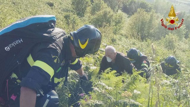 Precipita con il parapendio, soccorso dai Vigili del Fuoco
