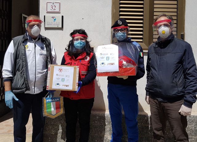 Reggio Calabria – i ragazzi del Righi donano protettori facciali, gel igienizzante e progettazione di percorsi sicurezza