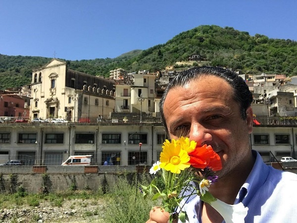 De Luca a Santelli: “Istituiamo il ‘Passaporto degli Innamorati”