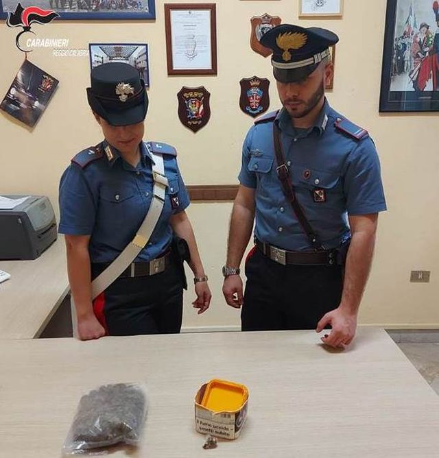 Cinquefrondi – Trovato in possesso di marijuana nascosta in un cassetto della cucina