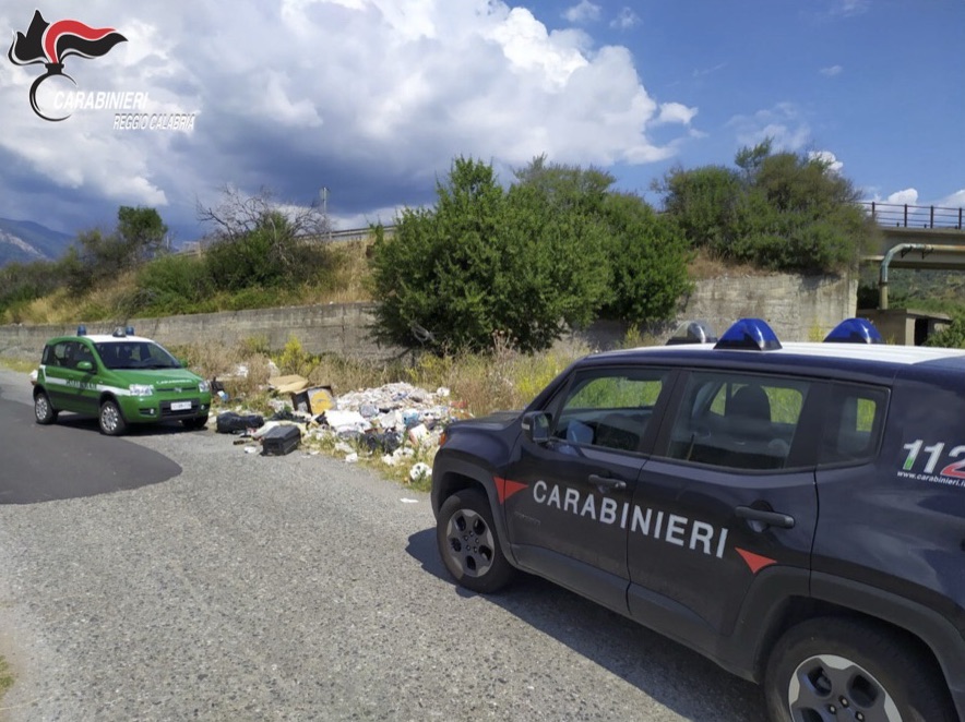 Distesa di rifiuti abbandonati: intervengono i Carabinieri di Bianco