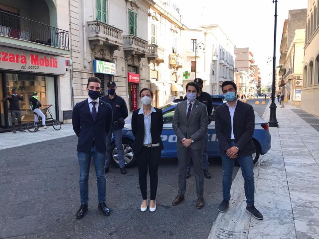 Il Leo Club Reggio Calabria Host dona colonnine igienizzanti alla Questura