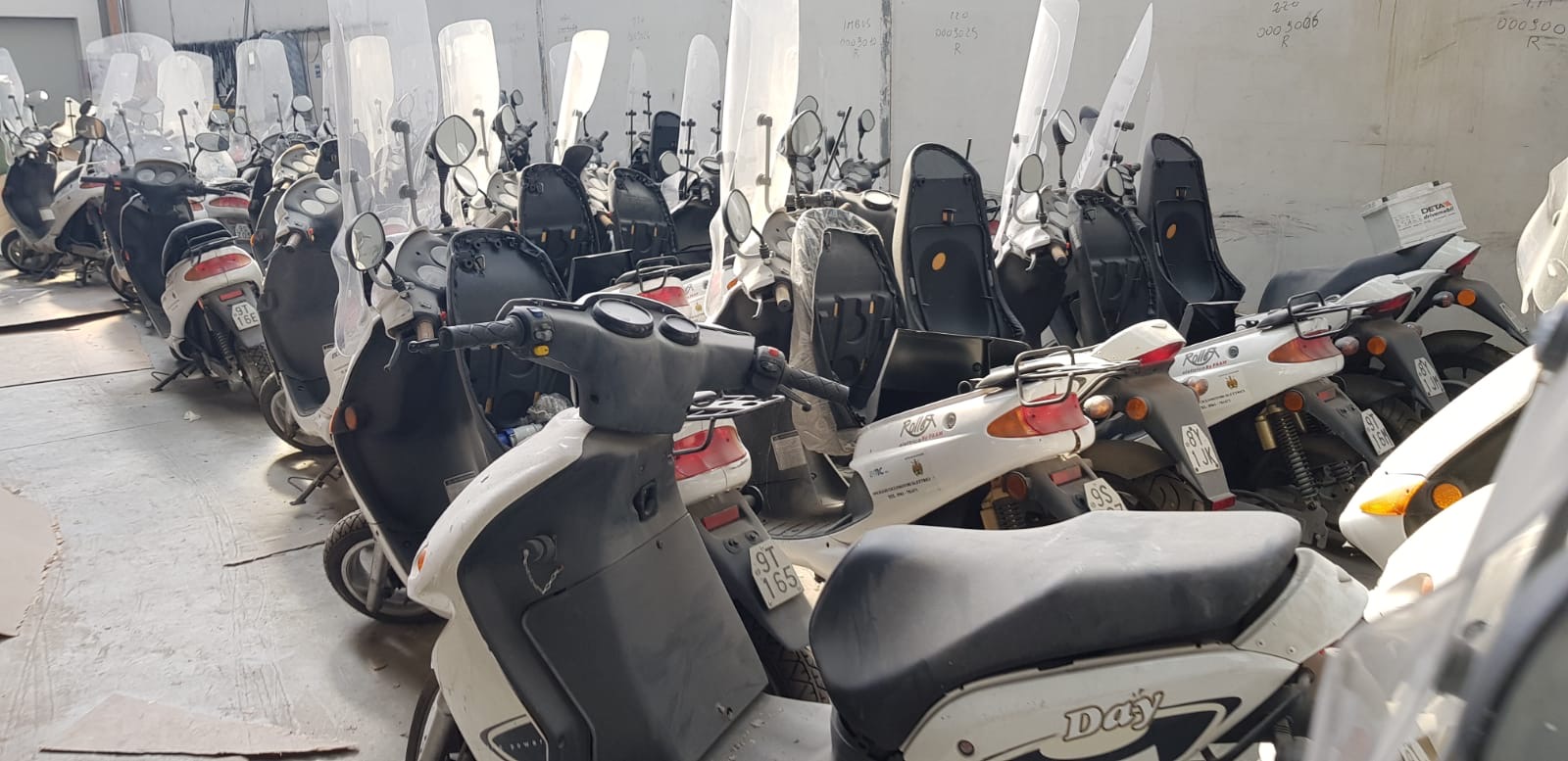 Codacons: “Abbandonati nei depositi dell’AMC gli scooter elettrici del Comune di Catanzaro”