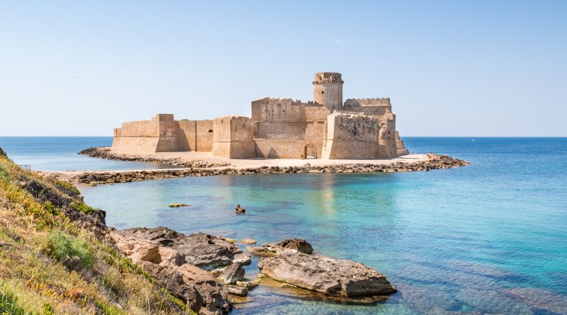 Pitaro: “II Castello aragonese di Le Castella a luglio chiuso offende l’intelligenza degli italiani”