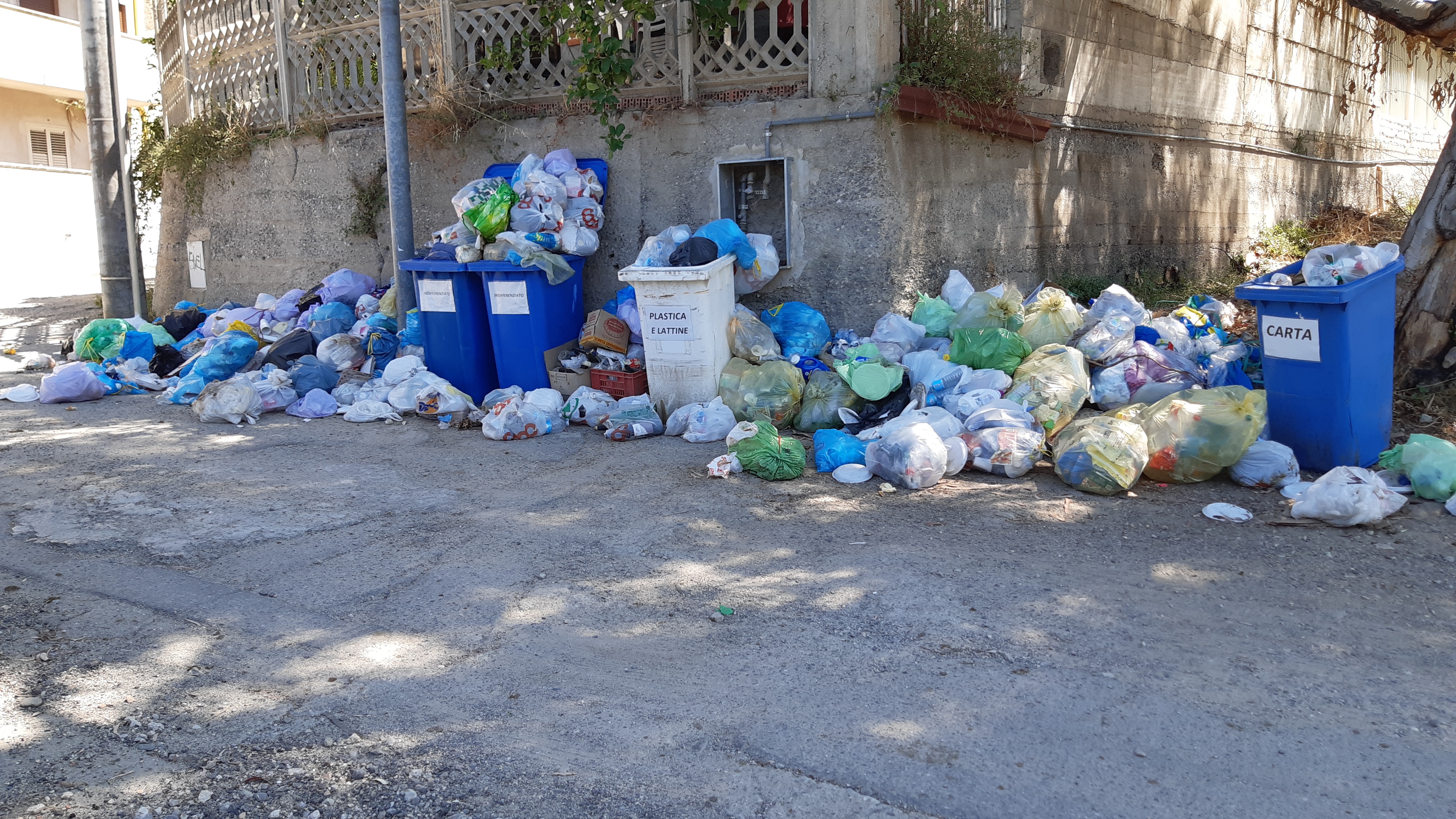 Reggio Calabria – I cittadini di Bovetto denunciano la mancata raccolta di rifiuti