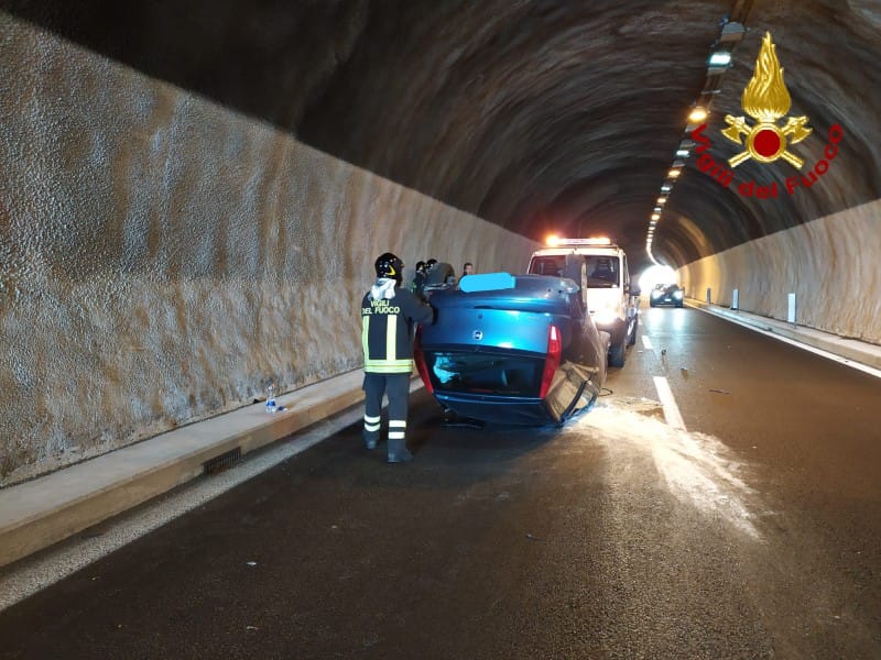 Messina – Incidente stradale, tempestivo intervento dei vigili del fuoco