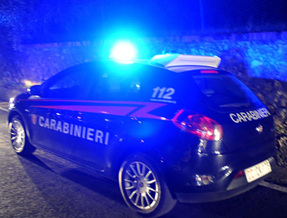 Reggio Calabria – Uomo si barrica in una casa per sfuggire ai controlli, blitz dei carabinieri