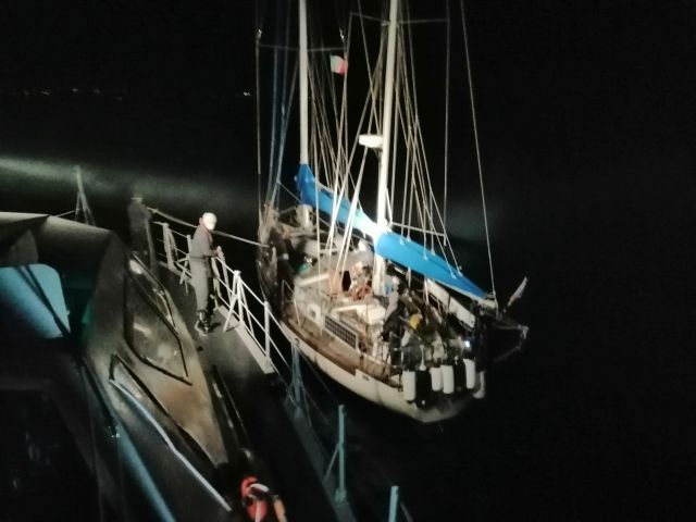 Crotone – Intercettata imbarcazione a vela carica di migranti, tre fermi