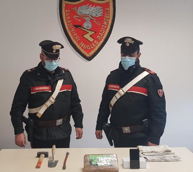 Viaggiava in auto con un chilo di cocaina: arrestato dopo inseguimento sulla 106