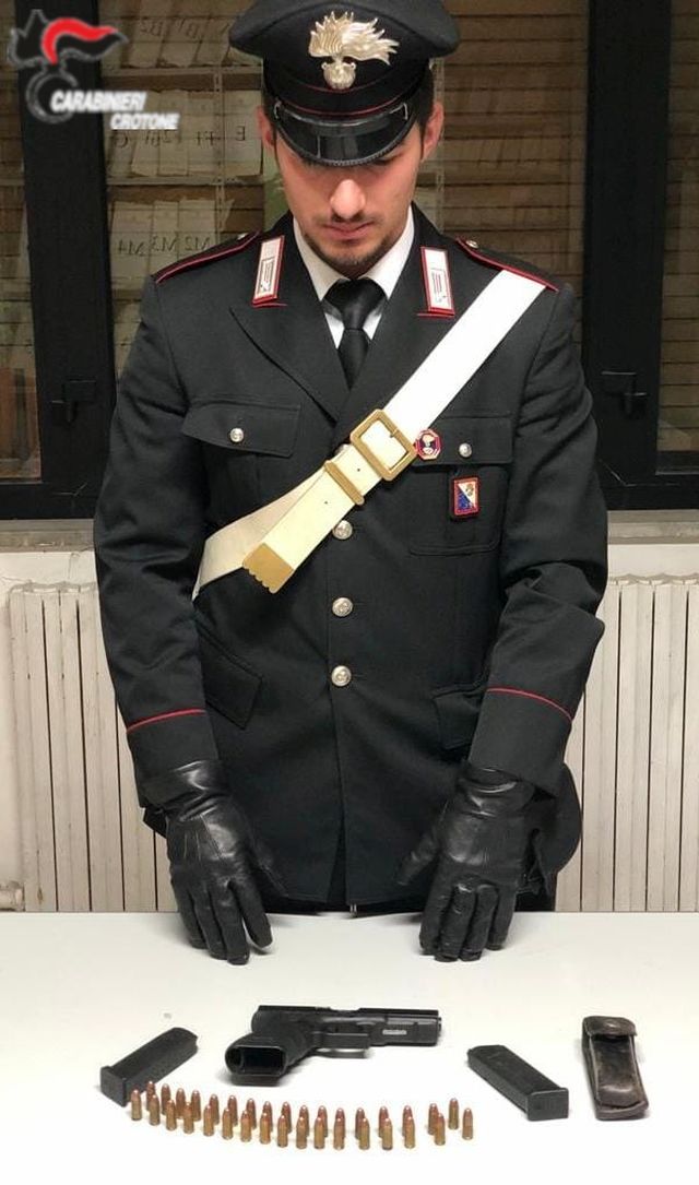 Nasconde armi e droga nel garage di casa: arrestato