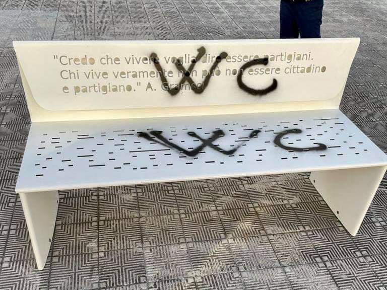Reggio Calabria – Imbrattata la panchina dedicata ad Antonio Gramsci