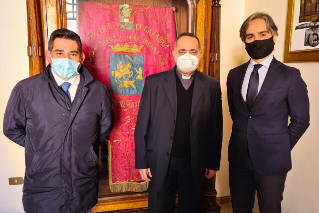Il sindaco Giuseppe Falcomatà e l’assessore Brunetti ricevono a Palazzo San Giorgio il nuovo Cappellano della Polizia Locale