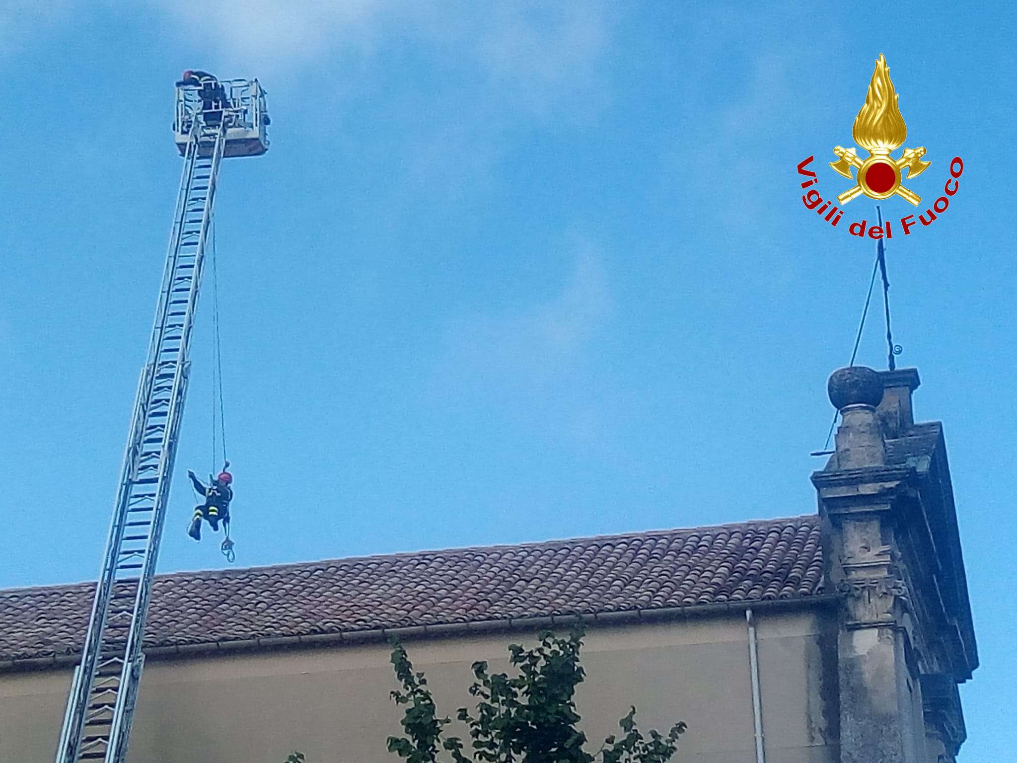 Tegole pericolanti in una Chiesa , intervento dei Vigili del Fuoco (FOTO)