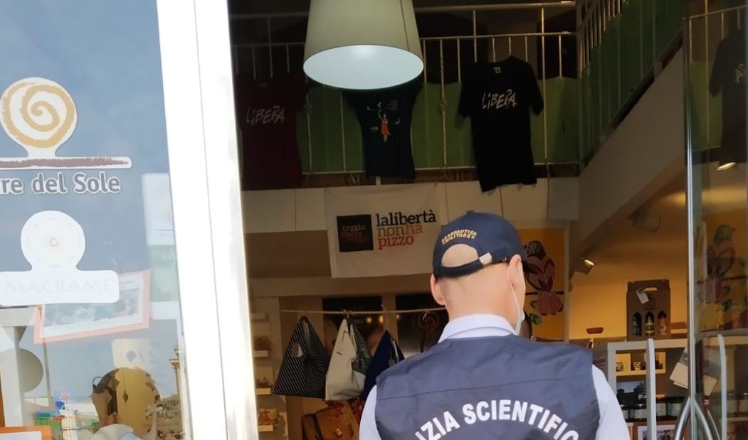 Reggio Calabria –  Attività scasssinata e derubata. E fa più male del solito…