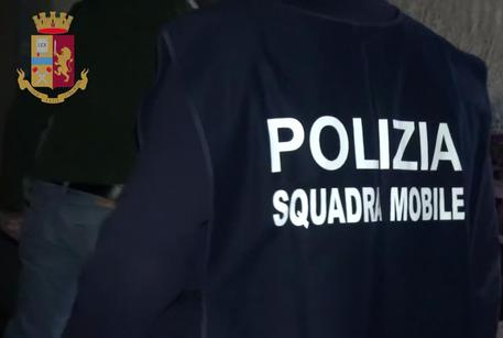 Picchia e minaccia di morte familiari, allontanato da casa
