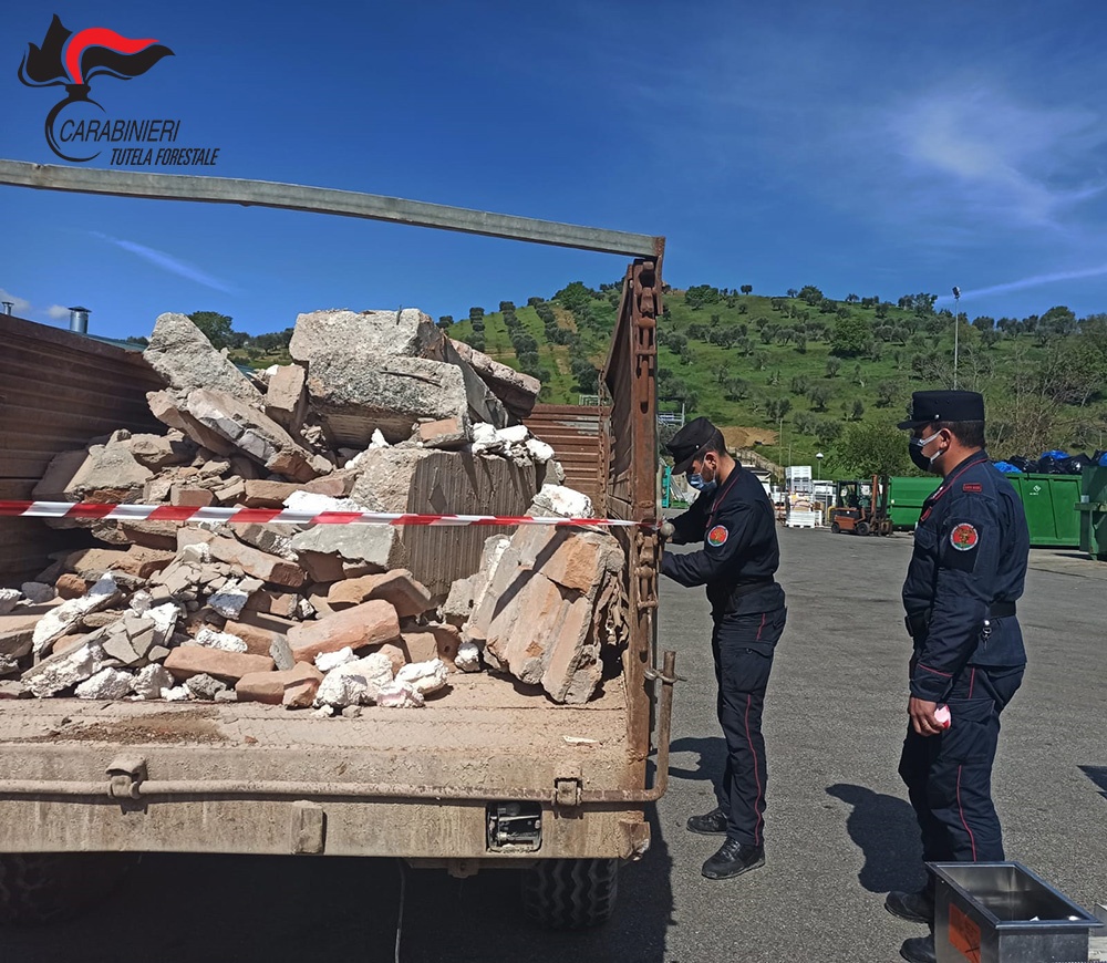 Smaltimento illecito rifiuti da demolizione. Tre persone denunciate dai Carabinieri Forestale