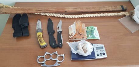Armi e droga nella macchina: due arresti a Catanzaro
