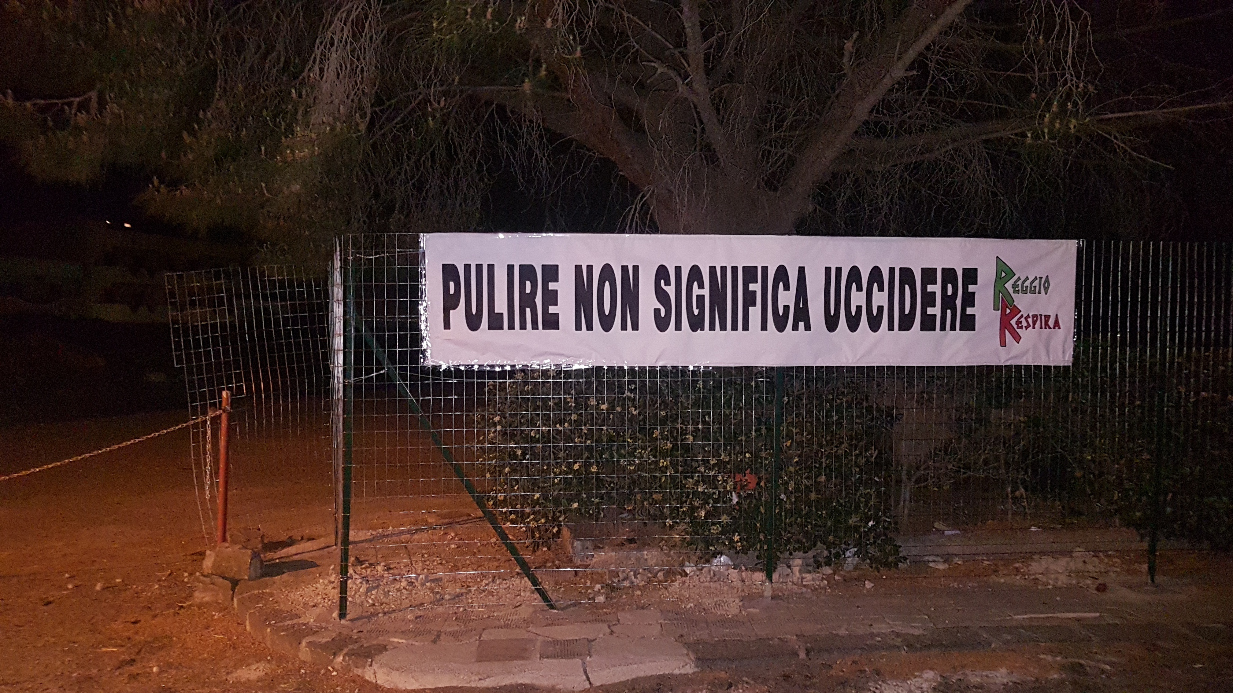 Nei pressi del parcheggio del cimitero di Condera striscione di protesta del comitato “Reggio Respira”