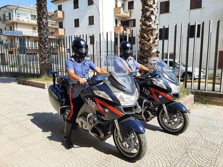 In piazza con denaro e marijuana: denunciato