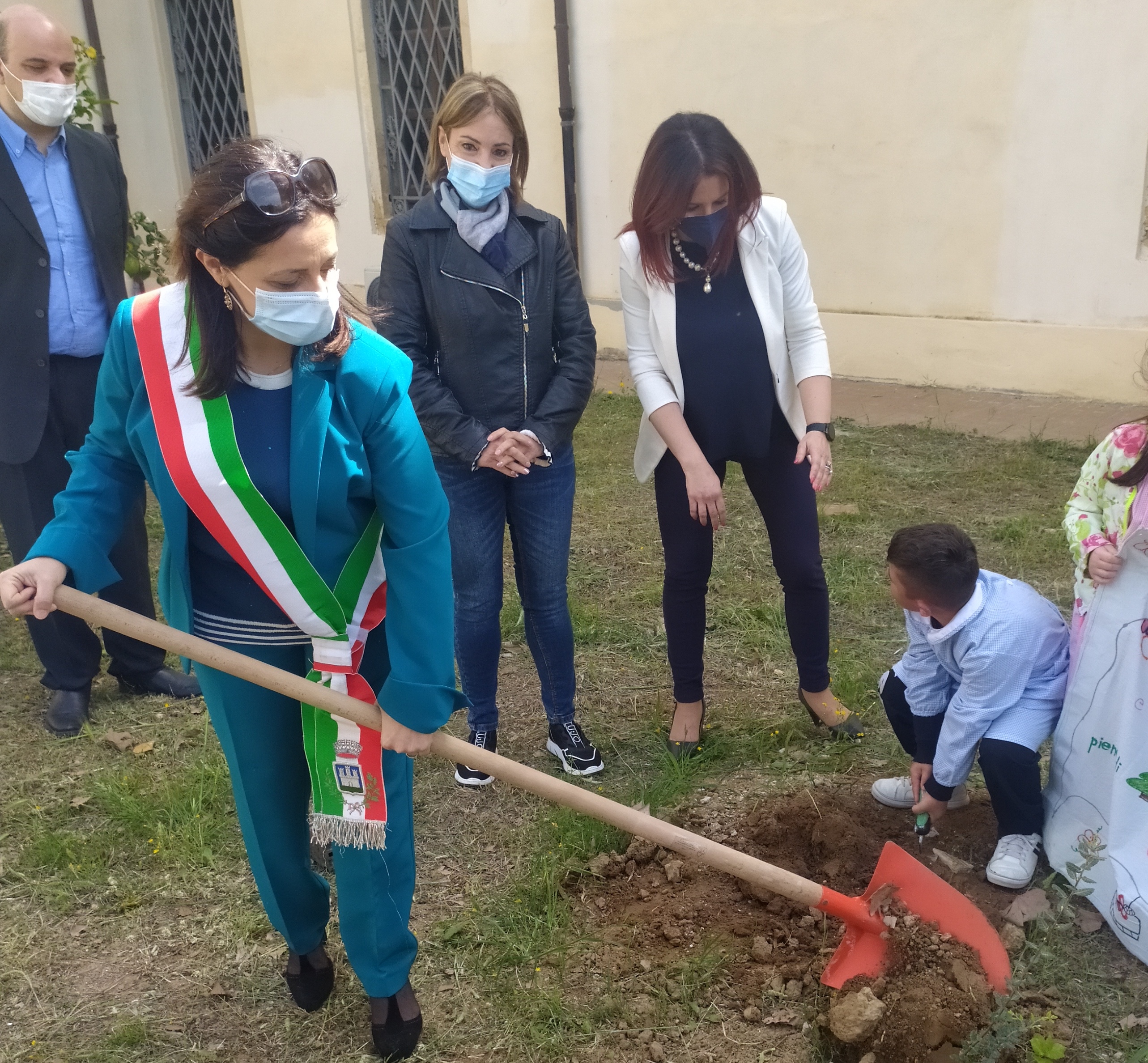 Isola Capo Rizzuto – Un albero per il futuro: i bambini della “Karol Wojtyla” piantumano gli alberi Falcone e Borsellino