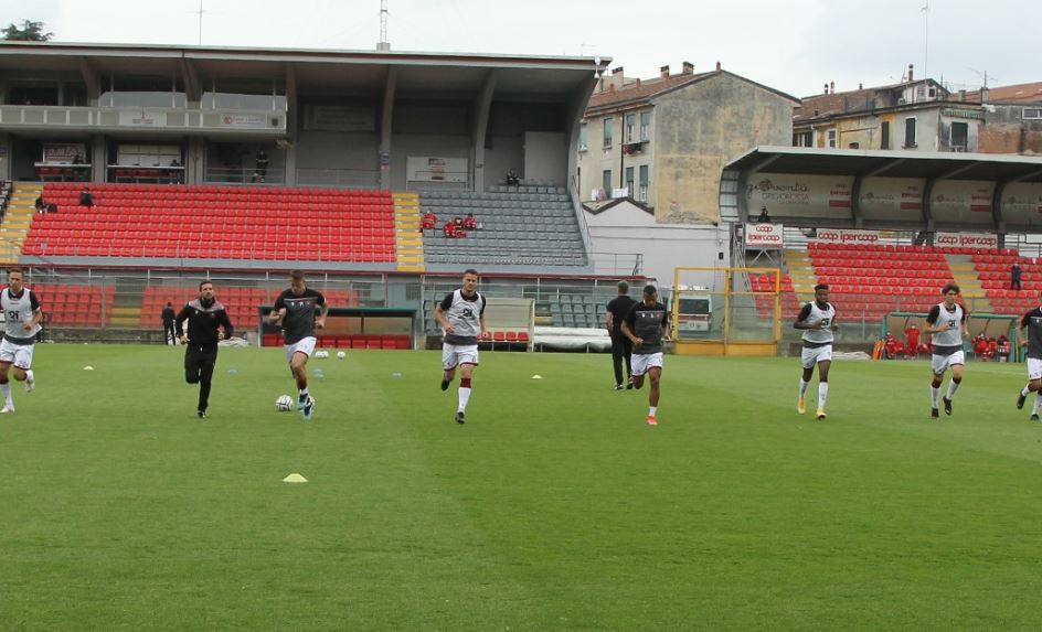 Reggina già a Reggio, attesa per altro giro di tamponi: si incrociano i protocolli