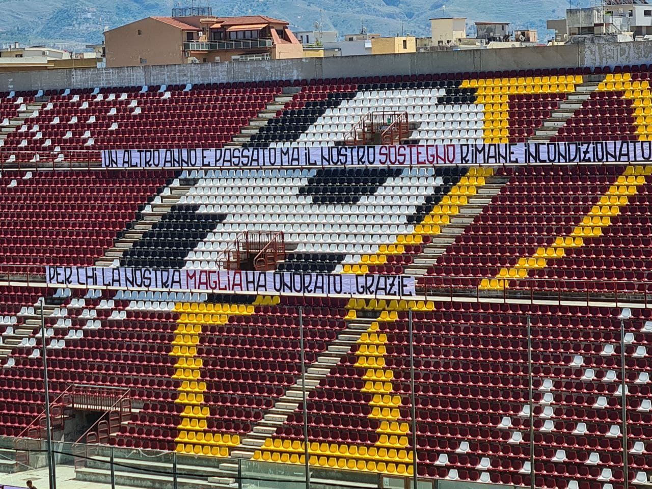 Reggina, un anno senza tifo. Ma la Curva ringrazia la squadra: “Per chi ha onorato la nostra maglia…”