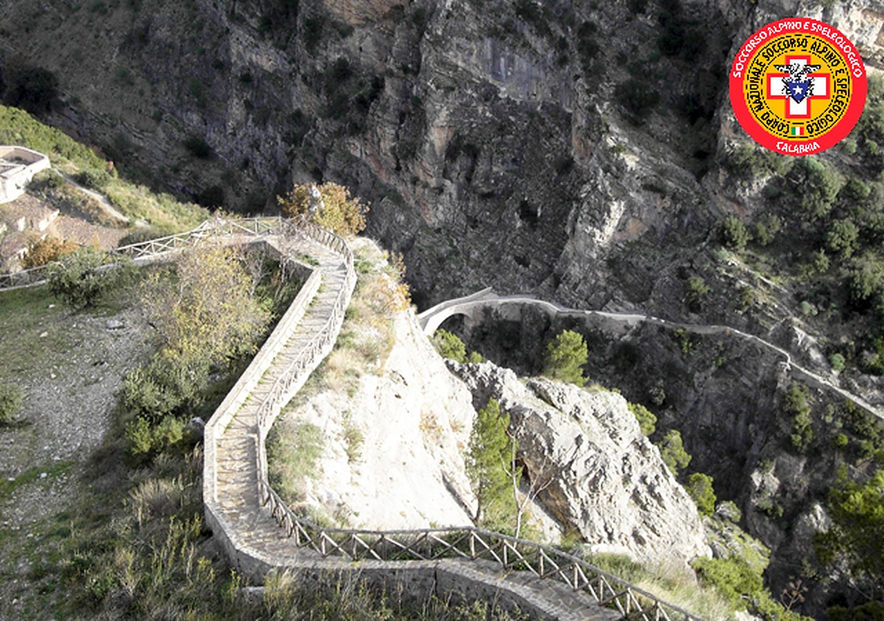 Colpo di calore per un uomo lungo un sentiero, interviene il Soccorso Alpino e Speleologico della Calabria