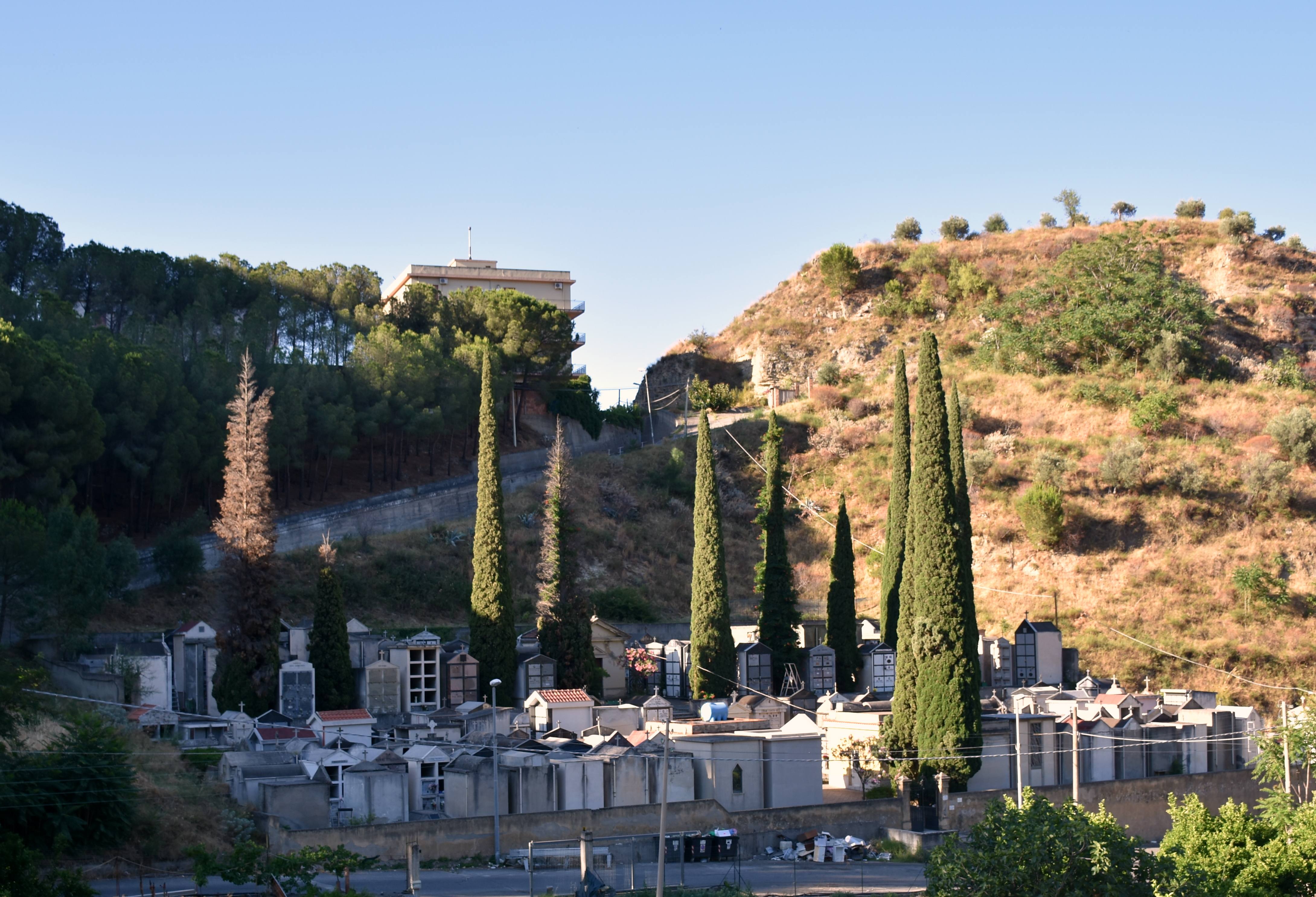 Il parroco della Parrocchia di Cataforio scrive al sindaco: “Cimitero saturo, serve adeguata soluzione”
