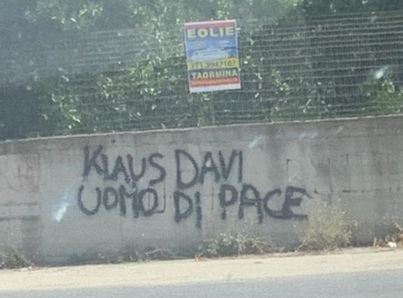 A Gallico (RC) compare la scritta “Klaus Davi uomo di pace”
