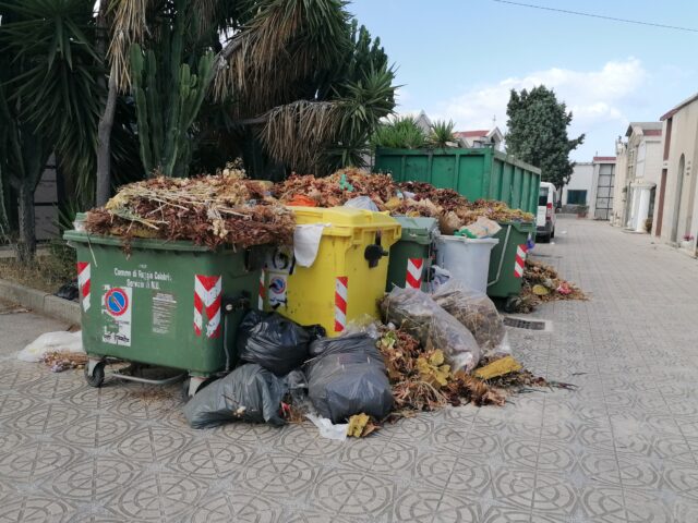 Reggio Calabria – Cumuli di rifiuti al cimitero di Modena, i cittadini: “Un degrado assoluto”