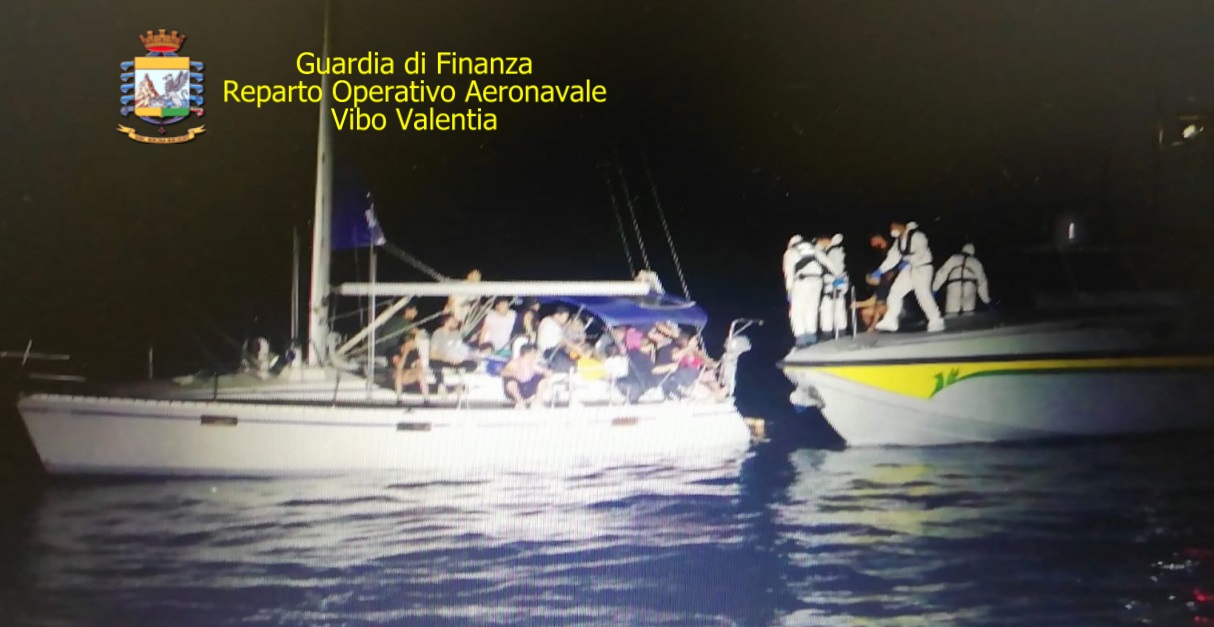 Intercettata imbarcazione di migranti nel Crotonese, individuato trafficante