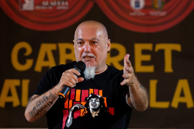 Reggio Calabria – Chiude Cabaret alla Villa: standing ovation per il comico Daniele Raco