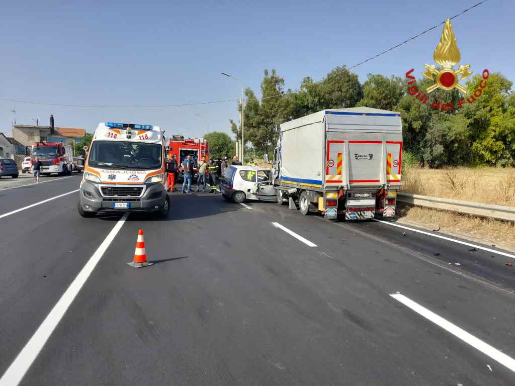 Reggio Calabria – Incidente stradale sulla SS106, morto un uomo