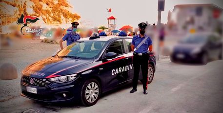Rubano zainetto con smartphone in spiaggia, arrestati