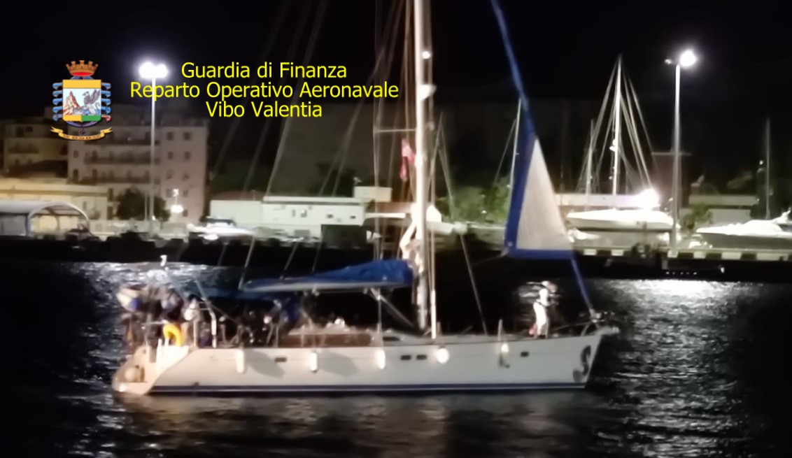 Imbarcazione di migranti nel crotonese: individuati 3 sospetti trafficanti