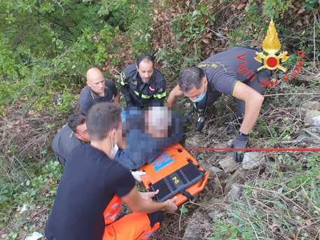 Escursionista precipita in dirupo impervio, recuperato