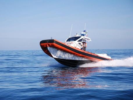 Migranti: sbarco nel crotonese, scafista fermato dopo fuga
