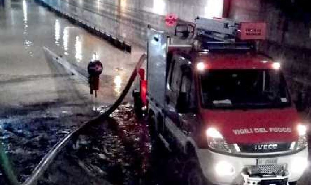 Maltempo in Calabria, strade “fiume” e tombini saltati, notte impegnativa per i Vigili del Fuoco