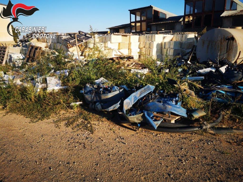 Illeciti ambientali – Sequestrate 5 discariche abusive e deferite 6 persone nel Crotonese