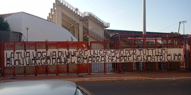 Reggina, uno striscione degli ultras per Daniel Leone