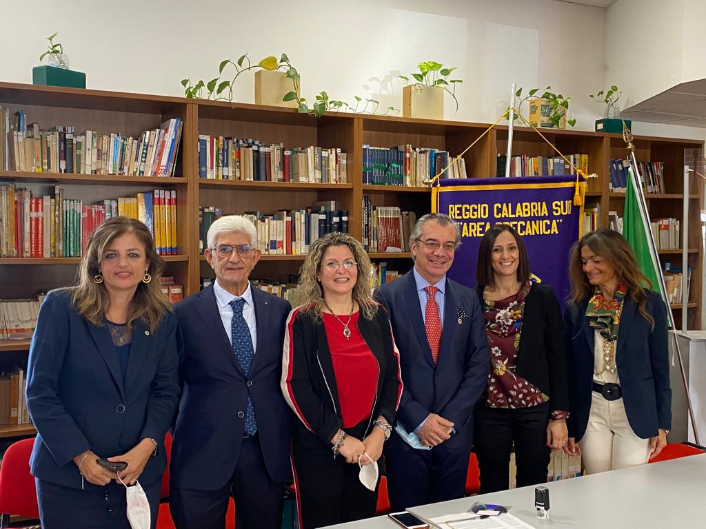 Reggio Calabria – Dvd  per il Radice-Alighieri di Catona dal Lions  Club