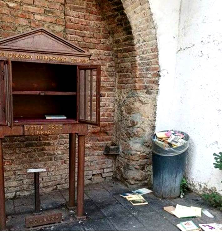 Cosenza – Atto vandalico alla free library del Liceo Telesio