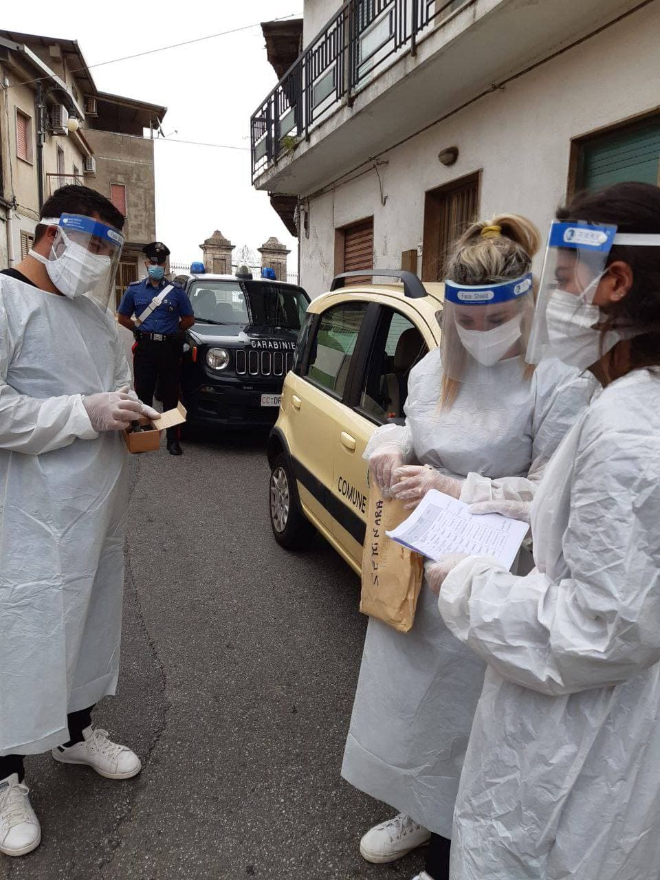 Seminara – I Carabinieri impegnati per far votare i positivi