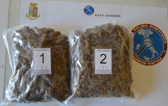 Catanzaro – Due denunce per detenzione ai fini di spaccio di sostanza stupefacente
