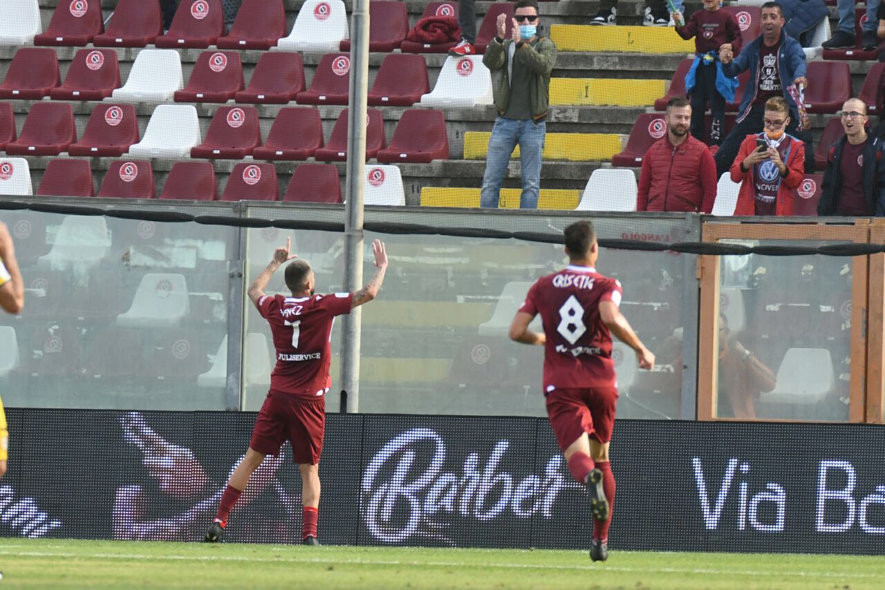 Reggina-Parma, spettacolo sugli spalti e degli amaranto in campo: la fotogallery