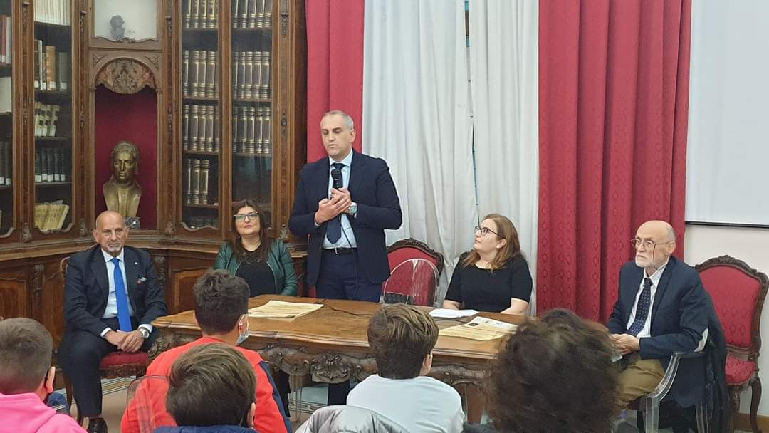Reggio Calabria – Alla biblioteca De Nava inaugurato il percorso di mostre e conversazioni “Jean de La Fontaine”