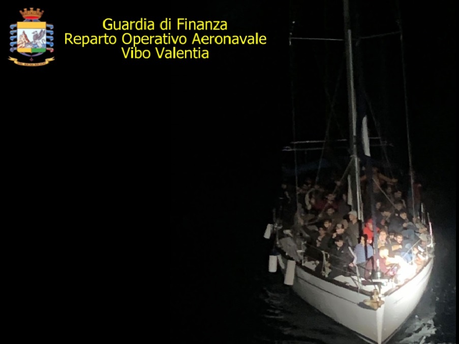 Migranti, arrestati due presunti scafisti: 77 persone sulla barca intercettata a largo di Capo Rizzuto