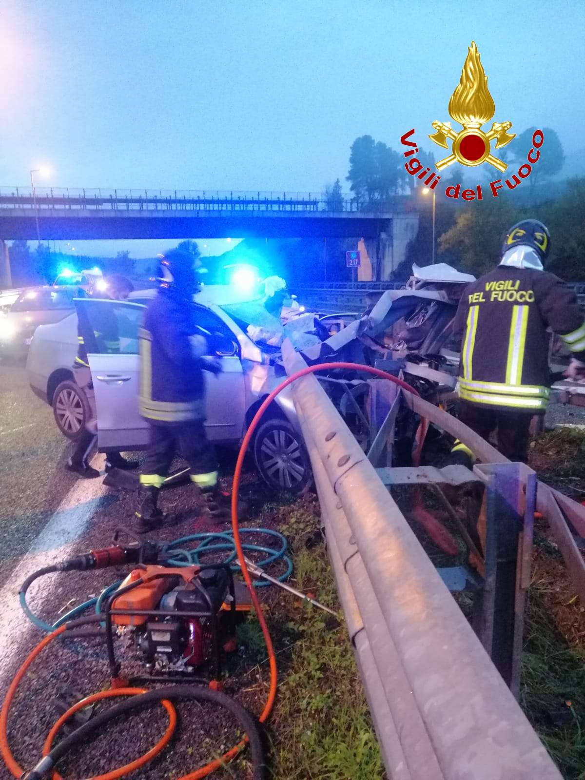 Auto contro guardrail sulla Salerno-Reggio Calabria: intervento dei VdF